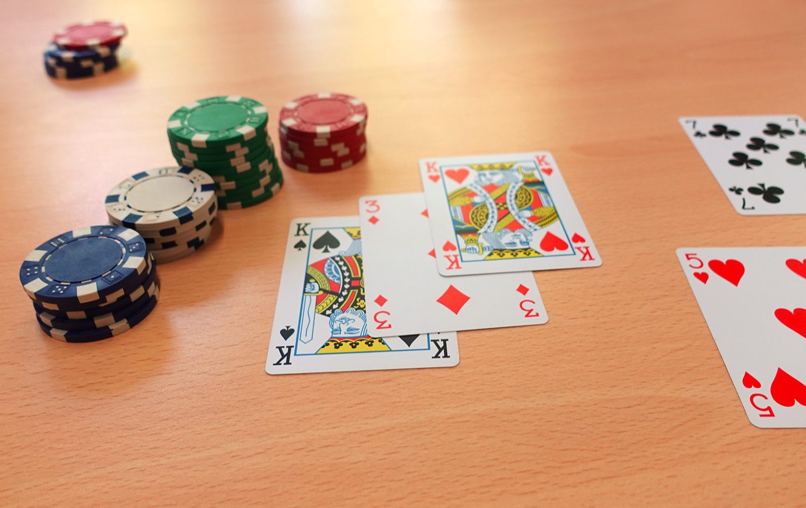 Pokerchips und Spielkarten liegen auf einer Tischplatte