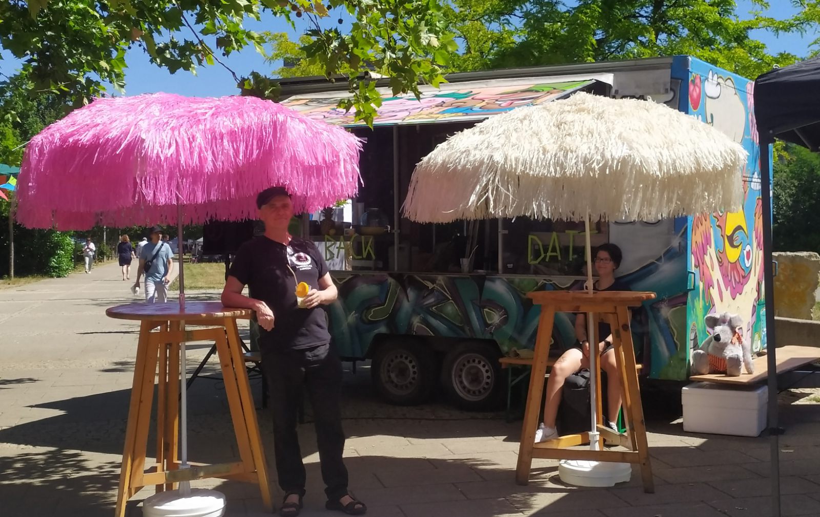 Mobiler Pizzaladen »Backdatt« mit Sonnenschirmen